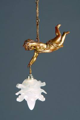 Deckenlampe, Frankreich, um 1900, mit vollplastischer Puttofigur u. mattiertem Rosenschirm, Fassung in deutsch erneuert, Elektr.nicht gepr., L.ca.65cm