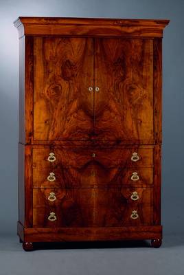 Aufsatzschrank, Frankreich, um 1820/30, Nußbaum massiv/Furnier, 2-teilig, Unterteil m. 3 Schubladen, Sockelschub, Oberteil 2-türig, l. Gebr.-Sp., ...