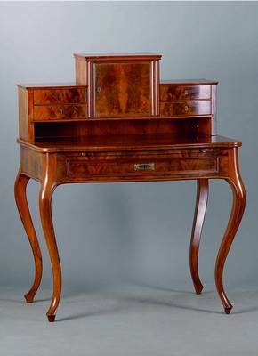 Damenschreibtisch, deutsch, um 1860, Mahagoni, Unterteil geschweift, 1 Schublade, 1Ausziehbrett, Oberteil 4-schübig, 1 Tabernakelteil, 1 gr. ...