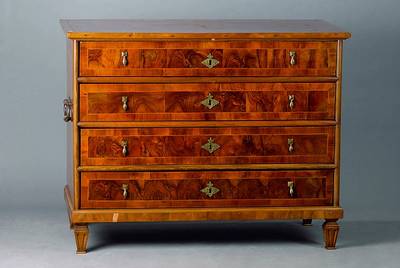 Kommode, um 1800, 4-schübig, Nußbaum/Wurzelnußfurnier, Seiten m. Griffen, Platte m. aufwendiger Sternintarsie:Ahorn, Zitronenholz, Palisander, ...
