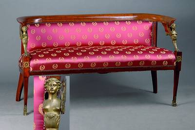 Empiresofa, um 1820, Nußbaum, Armlehnen m. aufwendigen Bronzesphinxen, Beine mit Tatzenabschluss, Bezug erneuert, Nagelverz., st. Gebr.-Sp., ca. ...