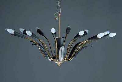 Deckenlampe, deutsch, 1950er J., Messing teils geschwärzt, 12 Brennstellen, Blattornamente, H.ca.47cm, D.ca.90cm, Elektr.nicht gepr.