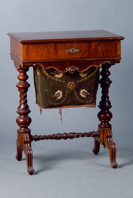 Nähtisch, deutsch, um 1890, Gründerzeit, Pyramidenmahagoni, 1-schübig, Aufhängesack für Wolle, Beine reich gedrechselt, Füße in Voluten ...