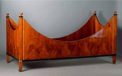 Bett, mitteldeutsch, um 1820, Kirschbaum, geschweift, Zierteile geschwärzt, orig. Zustand, Furnierschäden bzw. Teile fehlen, Restauration empf., ...