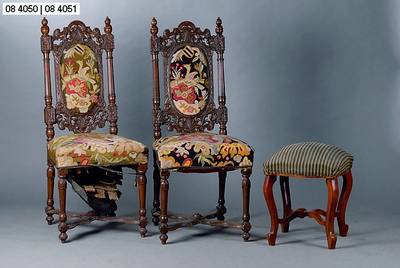 6 Stühle, wohl Belgien, um 1880/90, Eiche, reich abstrakt floral geschnitzt, Beine gedrechselt u. verstrebt, Sitz u. Rücken m. Gobelinbezug, teils ...