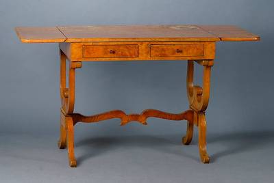 Tisch, deutsch, um 1830/40, Rüster, seitlichabklappbar, 2-schübig, Unterteil vielfach geschweift, Volutenabschlüsse, Furniersch., schwundrissig, ...