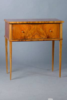 Kleine Kommode, 30er Jahre, unter verwendungalter Teile v. 1830, Nußbaum, 1 Klappe, Furnier gesp. verlegt, einfache Form, st. Gebr.-Sp., alt ...