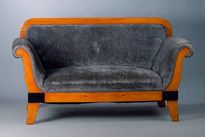 Sofa, mitteldeutsch, um 1830/40, l. geschweift, Kirschbaum, Armlehnen in Voluten auslaufend, abgerundete Ecken, Zierteile teilsgeschwärzt, grauer ...