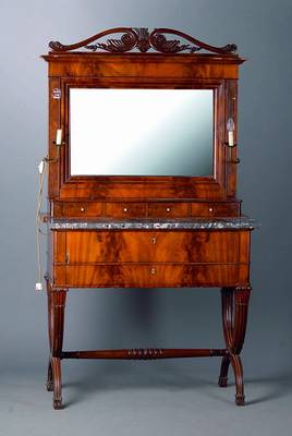 Schminkkommode, wohl Berlin, um 1850/60, Korpus Nußbaum, Mahagonifurnier gesp. verlegt, schwere Qualität, Unterteil 2-schübig, obere Schublade als ...