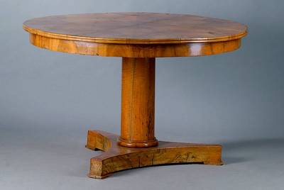 Runder Tisch, deutsch, um 1830, Korpus WH, Wurzelnuß/Nußbaum, vielfach gesp., 3-Kantfuß, st. Gebr.-Sp., schwundrissig, H. ca. 77 cm, D. 121 cm