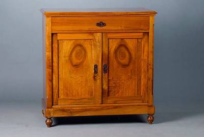 Kommode, süddeutsch, um 1850/60, Nußbaum massiv, Lederbeschl. a.d. Zeit, 2-türig, 1 Schublade, Gebr.-Sp., ca. 90x88x46 cm