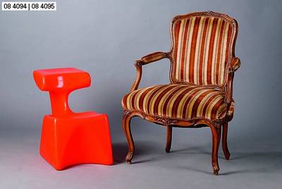 Hocker, Entwurf Luigi Colani, "Zocker", orangefarbener Kunststoff, am Boden bez. Desig Luigi Colani, made in Germany, top, ca. 50.5 x 56 x ...