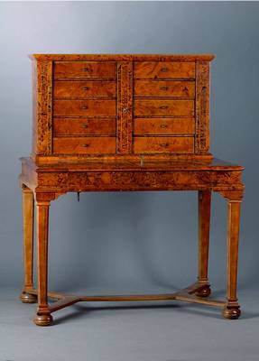 Aufsatzschreibtisch, Frühbarock, um 1720, Ahornfurnier, Unterteil 19. Jh., 10 Schubalden Zentralschloß, Schreibplatte aufklappbar, hier 6 ...