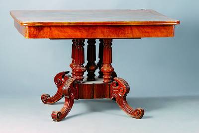 Tisch, norddeutsch, um 1870/80, Nußbaum/Wurzelnuß, Schaft und Beine reich gedrechselt, Schaft best. aus 5 Säulen, Akanthusblattschnitzerei, Füße ...