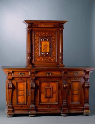 Aufsatzmöbel, um 1870/80, wohl Niederhöfer Edenkoben, Eiche, 2-teilig, reich geschnitzt, vielfach getreppt, Unterteil 3-türig, 3-schübig, reich ...