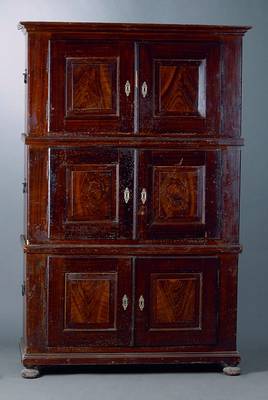 Brandschrank, süddeutsch, um 1860/70, Kiefer, 3-teilig, 6-türig, Inlets kassettiert, seitl je 3 Eisengriffe, Kugelfüße, Furnierschäden, st. ...