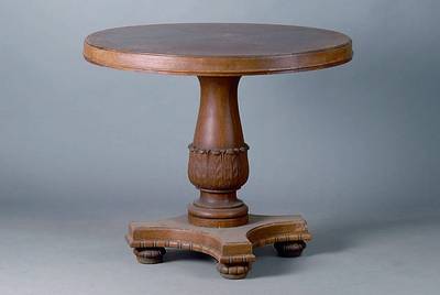 Tisch, deutsch, um 1910, Eiche, rund, gedrechselte Säule, Akanthusblattschnitzerei, 4-Kantfuß, Furnier 4-fach gesp., st. Gebr.-Sp., H. 77 cm, D. 91 ...