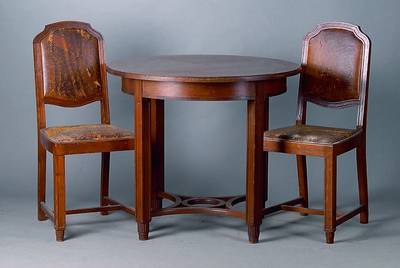Tisch u. 2 Stühle, deutsch, um 1910, Eiche, runder Tisch, Beine gerieft und vertsrebt, Zarge einfach getreppt, Furnier 4-fach gesp., Stühle passend ...