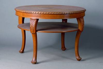 Clubtisch, deutsch, um 1910, Eiche, Beine geschweift, Akanhusblattschnitzerei, 1 Ablegefach, 4-fach gesp. Furnier, st. Gebr.-Sp., H. 70 cm, D. 100 cm