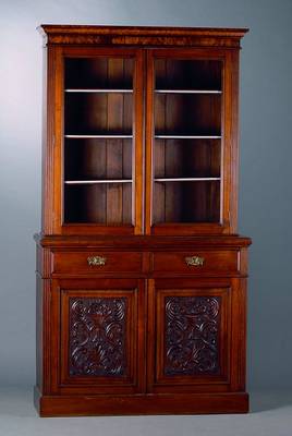 Aufsatzschrank, deutsch, um 1870, Nußbaum, 2-teilig, Unterteil 2-türig, 2-schübig, Inlets reich geschnitzt m. Akanthusblättern, Vasen und ...