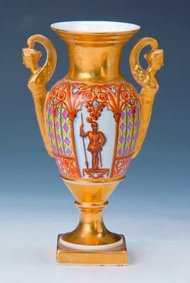 Amphorenvase, um 1835/40, Porzellan, qualitätv. polychrome Bemalung, gotisierend, umlaufende gotische Architektur mit Bögen u. Bleiglasfenstern, ...