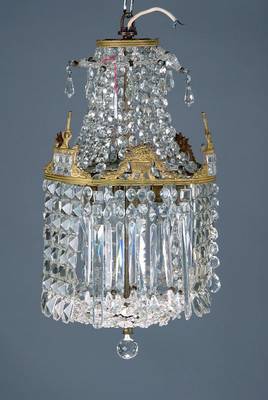 Deckenleuchter, wohl Frankreich, um 1870, Metallmonturen, reicher facettierter Kristallglasbehang in Vierecken, Stäben und Linsen teils geflochten, ...