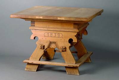 Tiroler Tisch, um 1839, unter Verwendung alter Teile, teils 1. Hälfte 19. Jh., Eiche, 1-schübig, dat. 1839, vielfach verstrebt, teilrest., Reste ...