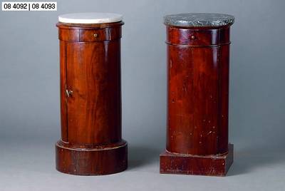 Rundes Beistellschränkchen, deutsch, um 1820 , Mahagoni, 1-schübig, 1 Tür, graue Marmorplatte, Furnierschäden, Restauration empf., st. Gebr.-Sp., ...