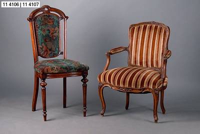 Bergére, deutsch, um 1750/60, gestreifter Bezug, allseitig geschweift, Nußbaum, sparsame Akanthusblattschnitzerei, st. Gebr.-Sp., alt belassen, ...