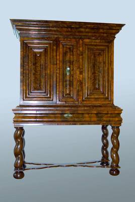 Stollenschrank, Frankfurt, um 1720/30, Unterbau im 19. Jh. dazugearbeitet, Korpus WH,Wurzelnußfurnier, teil quer furniert, 2-türig,1 Schublade, ...
