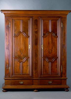 Schrank, Elsaß-Lothringen, um 1770, Nußbaum/Wurzelnuß, 2-türig, 2-schübig, Inlets vielfach getreppt, Seiten kassettiert, Kopf getreppt, Fuß ...