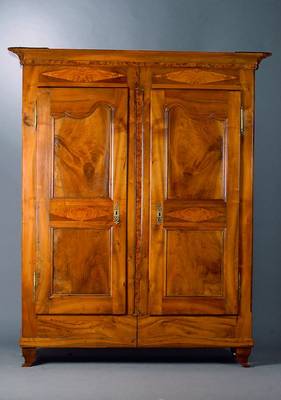 Spaltschrank, Fribourg/Schwaben, um 1770, 2 -türig, Nußbaum/Wurzelnuß, Mittelteil und rautenförmige Einlegearbeiten in Ahorn, Inletsgetreppt, ...
