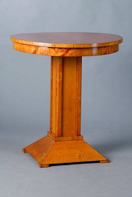 Tisch, mitteldeutsch, um 1870/80, Birke/Ahorn, 4-Kantfuß, schönes Furnierbild, l. schwundrissig, Gebr.-Sp., H. 70 cm, D. 65 cm