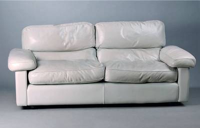2-Sitzercouch, Italienes Desigen, Poltrana Frau, Casa Fondata Nel 1912, sig., 90er Jahre, Leder, Federkernfüllung, beschmutzt, Gebr.-Sp.,