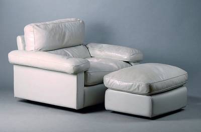 Sessel und Hocker, Italienes Desigen, PoltranaFrau, Casa Fondata Nel 1912, sig., 90er Jahre, Leder, Federkernfüllung, beschmutzt, Gebr.-Sp.,