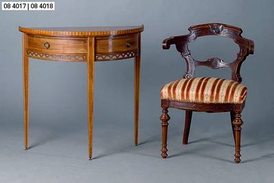 Halbmondtisch, England, um 1910, Nußbaum, Bandintarsien, 2 ausklappbare Schubladen, Zarge in Durchbrucharbeit, st. Gebr.-Sp., ca. 73x73x37 cm