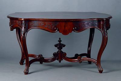 Ovaler Tisch, wohl Frankreich, um 1870/80, Rokokostil, Palisander, allseitig geschweift, Beine verstrebt, Volutenverz., florale Flachschnitzerei, st. ...