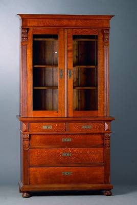 Bücherschrank, England, um 1900, Oberteil 2-türig, verglast, Unterteil 5-schübig, 3 Einlegebretter, Lisenen gerieft, sparsame Blütenschnitzerei, ...