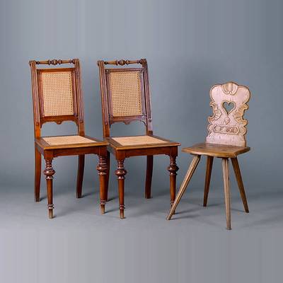5 Stühle, Gründerzeit, um 1880, Nußbaum massiv, reich gedrechselt, Geflecht später, ein Geflecht defekt, H. 100/49 cm