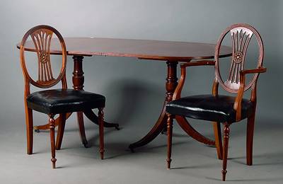 Sitzgruppe, England, um 1900/10, viktorianischer Stil, best. aus: Tisch, 2 Armlehnstühle, 4 Stühle, Tisch: Mahagoni, 2- teilig, 2 Säulenfüße m. ...