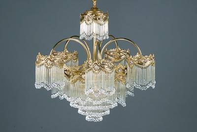 Deckenleuchter, Spanien, um 1930/40, Messingmontierung versehen mit stilisierter floraler Ornamentik, vollständiger Behang mit üppigen filigranen ...
