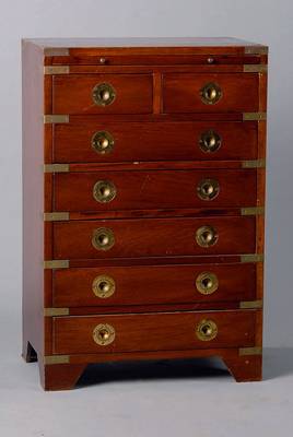 Schubladenschränkchen, Mitte 20. Jh., Mahagoni, Messingappliken, 7-schübig, 1 Ausziehbrett, st. Gebr.-Sp., ca. 70x46x30 cm