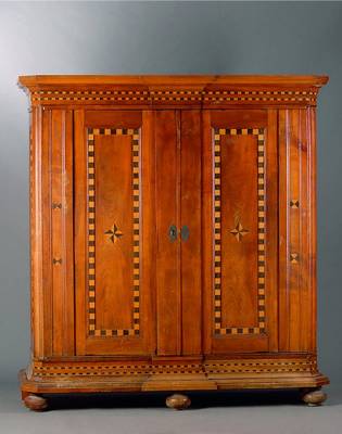 Schrank, Raum Vogelsberg, um 1790/1810, Kirschbaum/Obstholz, Würfelintarsien bände rartig angeordnet, Ahorn u. eingefärbte Eiche, orig. Schloß ...