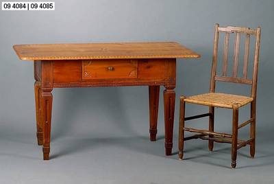 Tisch, süddeutsch, um 1820, Kirschbaum. 1-schübig, Würfel und Sternintarsien in Ahorn, st. Gebr.-Sp., ca. 75x128x75 cm