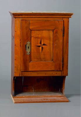 Hängeschrank, deutsch, um 1790/1810, Nußbaum, 1-türig, unteres Brett sek., Tür m. Sternintarsie in Ahorn, Kopf getreppt, st. Gebr.-Sp., ca. ...