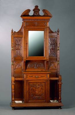 Garderobe, Holland, um 1880, Eiche mass. Rahmen m.Flachschnitzereien, Füllungen m. aufgelegten Schnitzereien, facett. Spiegel- Einsatz, st. ...