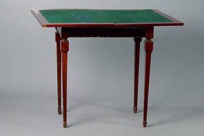 Spieltisch, England, um 1900, Mahagoni, aufklappbar, grüner Filzbezug, Beinegerieft, st. Gebr.-Sp., alt belassen, ca. 80x71x47.5(95) cm