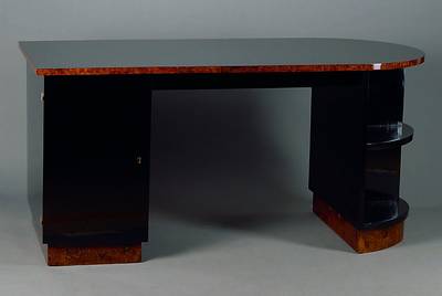 Schreibtisch, Frankreich, um 1930/35, schwarz gelackt, Zarge und Fußabschluß in Wurzelnuß, 1-türig, 2 Ablegefächer, rechte Seite abgerundet, ...