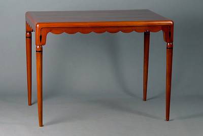 Tisch, Frankreich, um 1930/35, Art-Deko, Mahagoni/Pyramidenmahagoni, geschwärzte Fadenintarsien, Zarge vielach geschweift, abgerundete Beine, ...