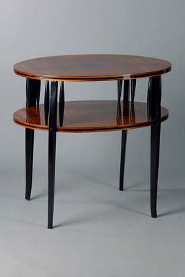 Ovaler Beistelltisch, Frankreich, um 1930, 2 Etagen, Furnier 4-fach gespiegelt verlegt, Zierleisten geschwärzt, schwarze Fadenintarsien, 8 ...